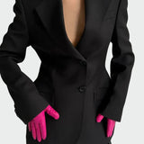 Švarkas su įspūdingu dizainu ir sagomis.