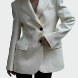 Švarkas su įspūdingu dizainu ir sagomis.