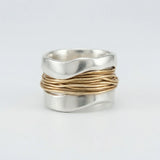 Sidabro spalvos plieninis žiedas su aukso detalėmis